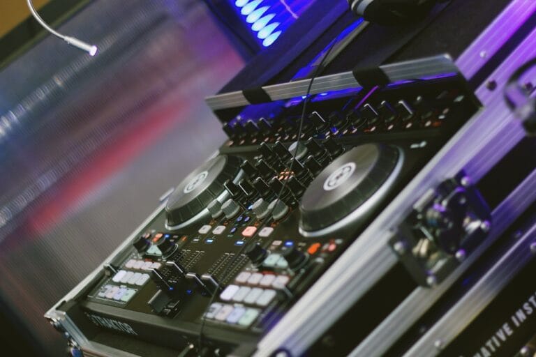 DJ czy live band – co lepiej sprawdzi się na imprezie?