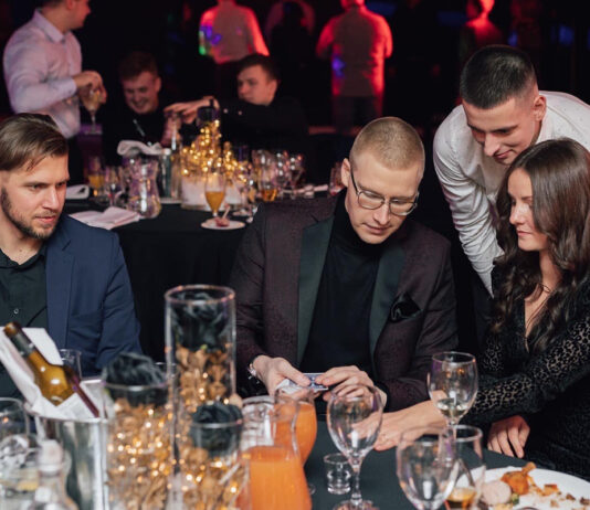 Magia na wyciągnięcie ręki – sztuka iluzji na eventach Magia na wyciągnięcie ręki – sztuka iluzji na eventach