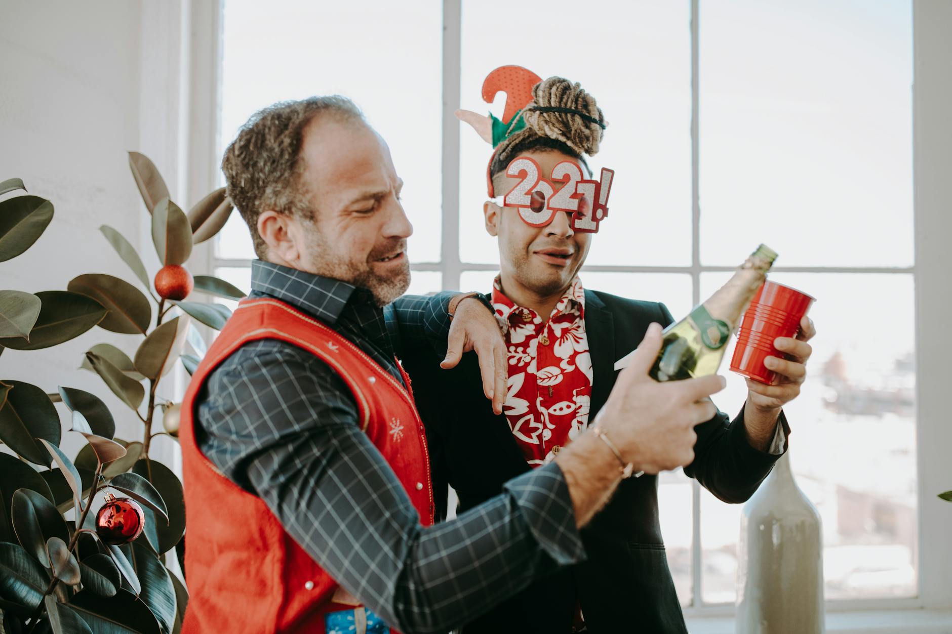 Dwoje dorosłych świętuje w biurze z drinkami podczas imprezy