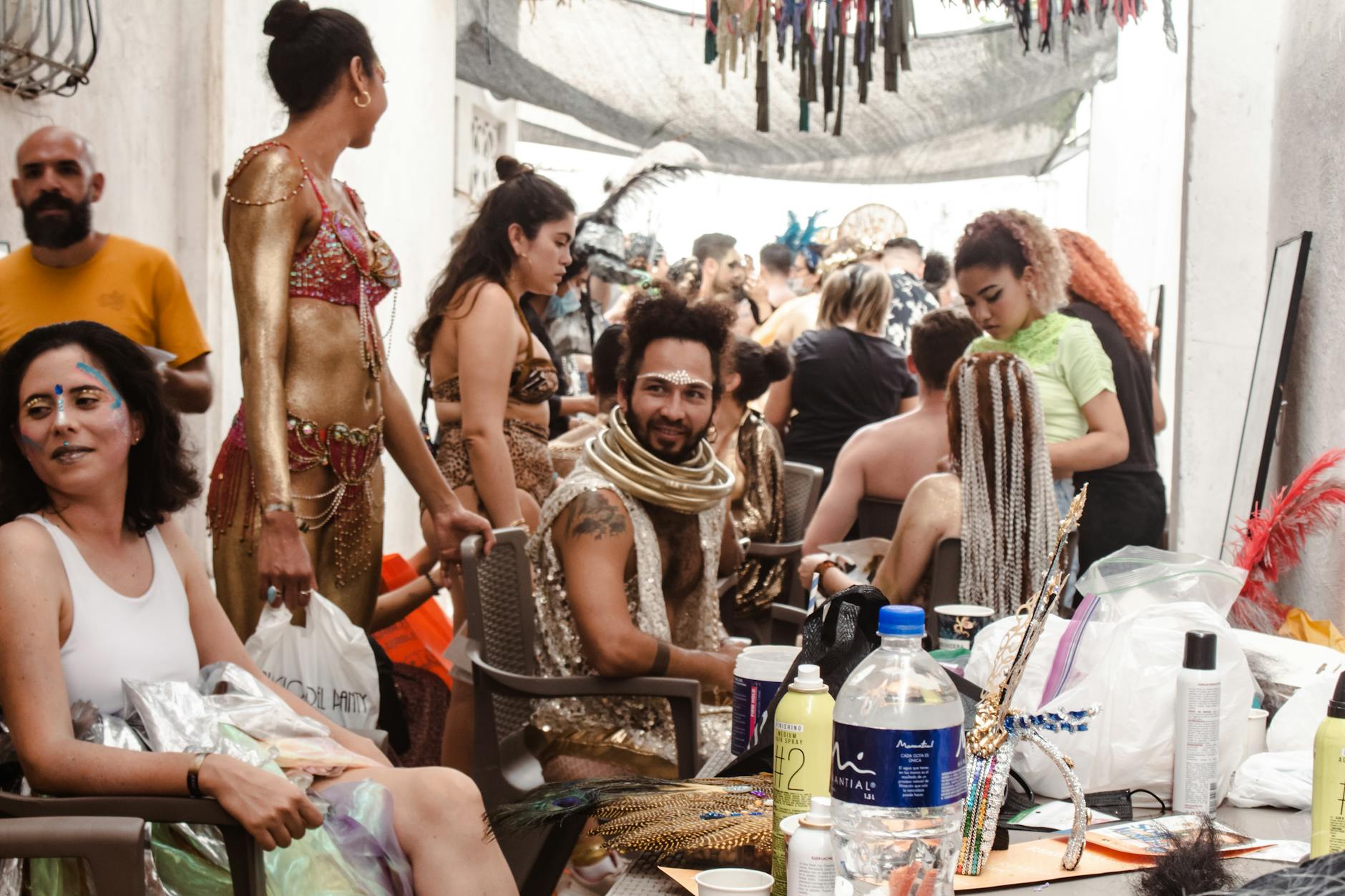 Jak zrobić backstage z przygotowań do imprezy: zdjęcia, które budują historię Artyści szykujący kostiumy w kolorowej garderobie karnawałowej backstage