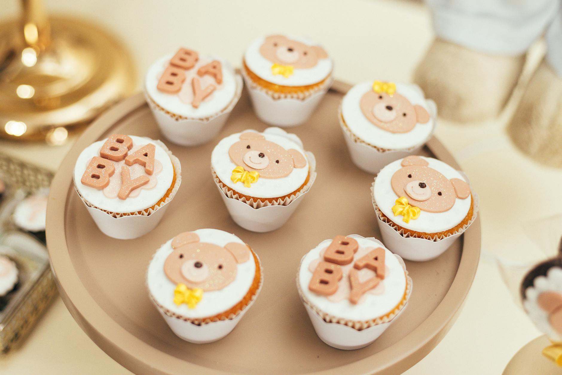 Babeczkowe muffinki na baby shower z misiami i napisem BABY na tacy