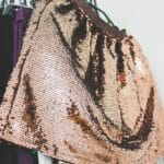 Cekinowa spódnica na wieszaku jako baza kapsułowej garderoby imprezowej