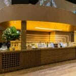 Elegancki bar w sali na event firmowy z drinkami i dekoracjami