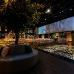 Eleganckie przyjęcie weselne w luksusowej sali z nastrojowym oświetleniem