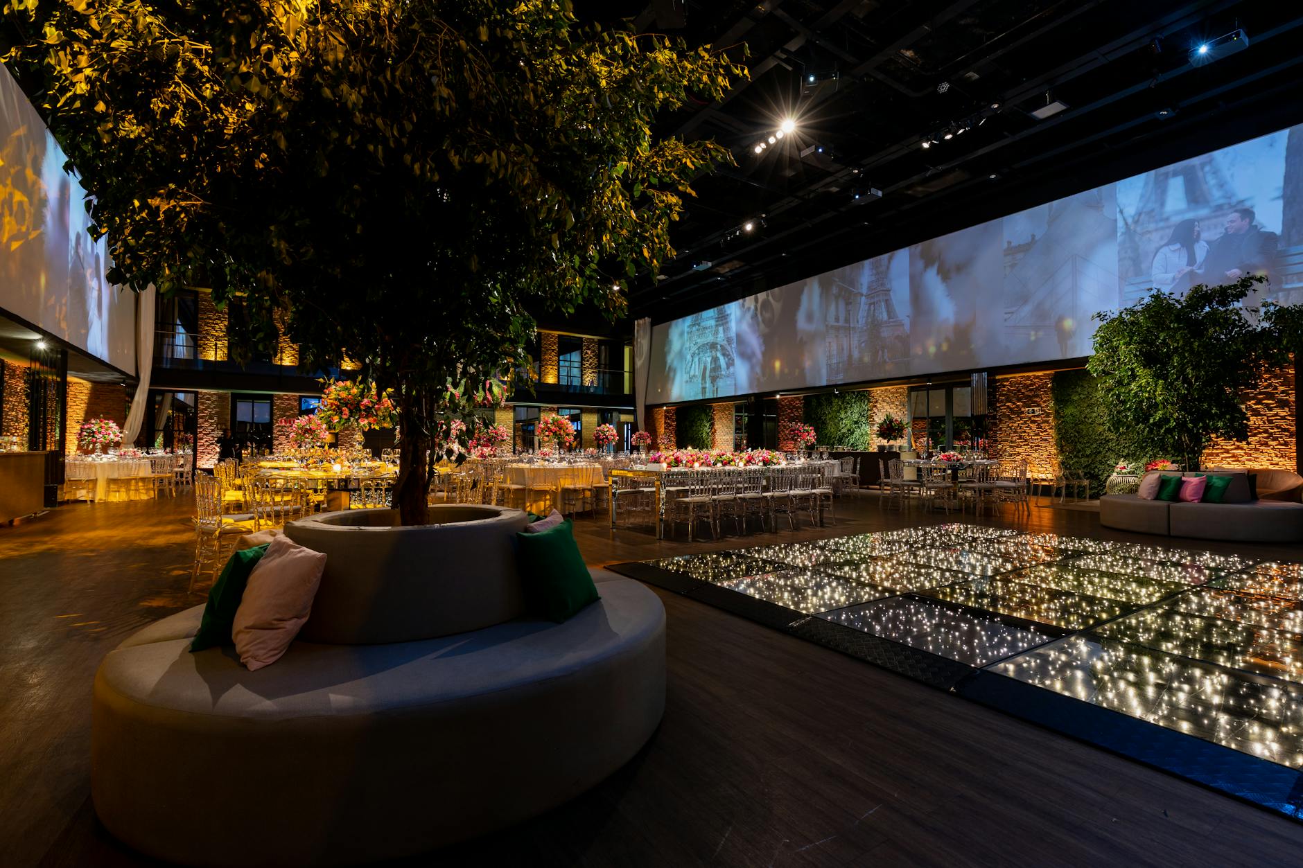 Eleganckie przyjęcie weselne w luksusowej sali z nastrojowym oświetleniem