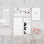 Eleganckie zaproszenia ślubne z kaligrafią i kwiatowymi dodatkami