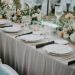 Elegancko udekorowany stół weselny z kwiatami i zastawą