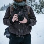 Fotograf robi zdjęcia zimowemu, ośnieżonemu krajobrazowi w Czechach