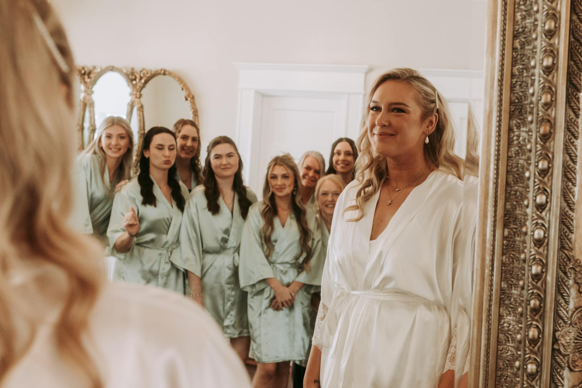 Grupa przyjaciółek w jednakowych koszulkach na wieczorze panieńskim