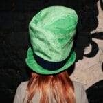 Osoba w zielonym kapeluszu z koniczyną na imprezę w stylu St. Patrick’s Day