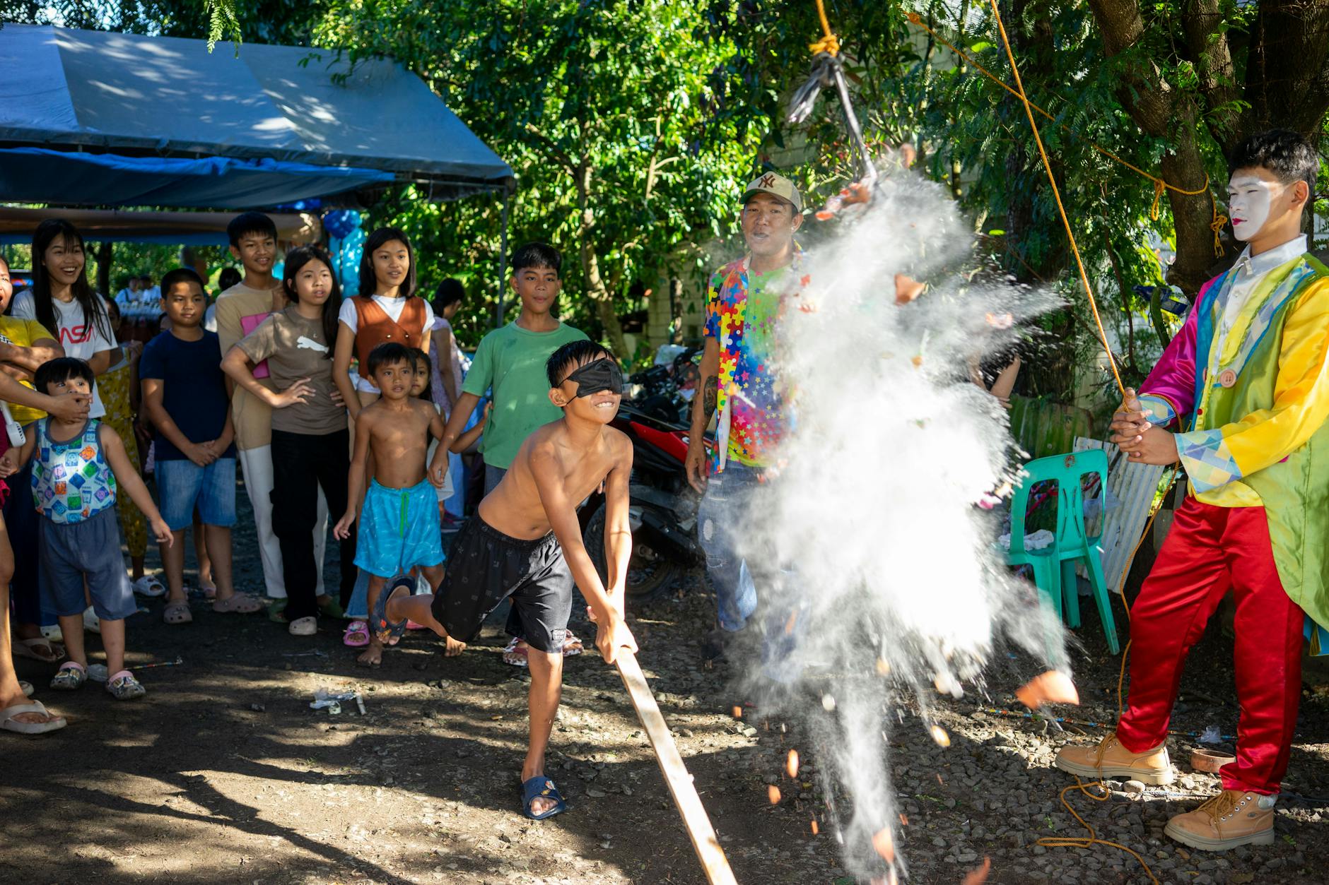 Panna młoda tańczy z przyjaciółkami na wieczorze panieńskim przy DJ-u