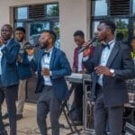 Panna młoda z przyjaciółkami tańczą na wieczorze panieńskim przy DJ-u