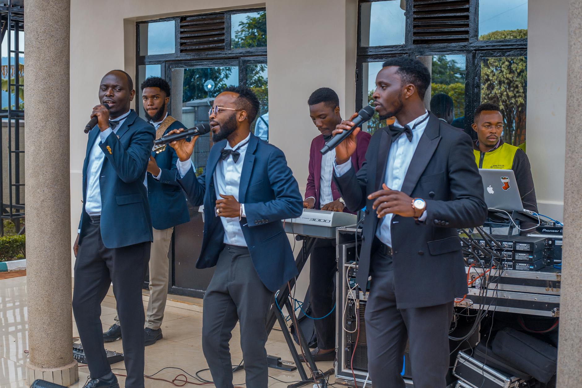 Panna młoda z przyjaciółkami tańczą na wieczorze panieńskim przy DJ-u