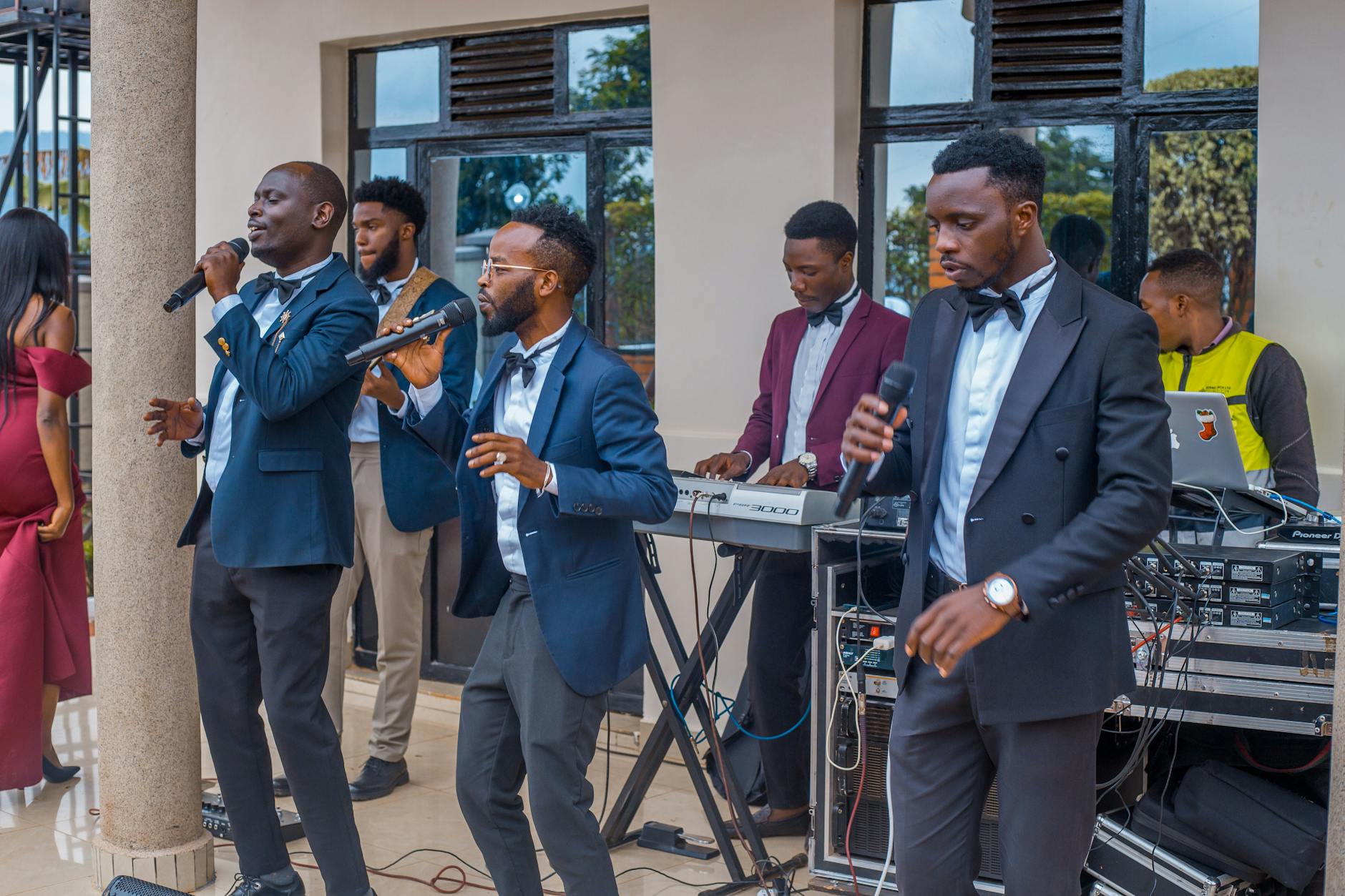 Przyjaciółki tańczą i śmieją się na wieczorze panieńskim przy muzyce