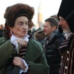 Uczestnicy karnawału w Wenecji w bogato zdobionych zimowych kostiumach