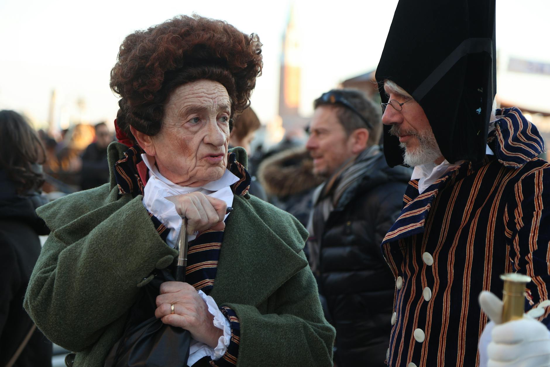 Uczestnicy karnawału w Wenecji w bogato zdobionych zimowych kostiumach