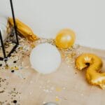 Balony i konfetti rozsypane na podłodze po domowej imprezie