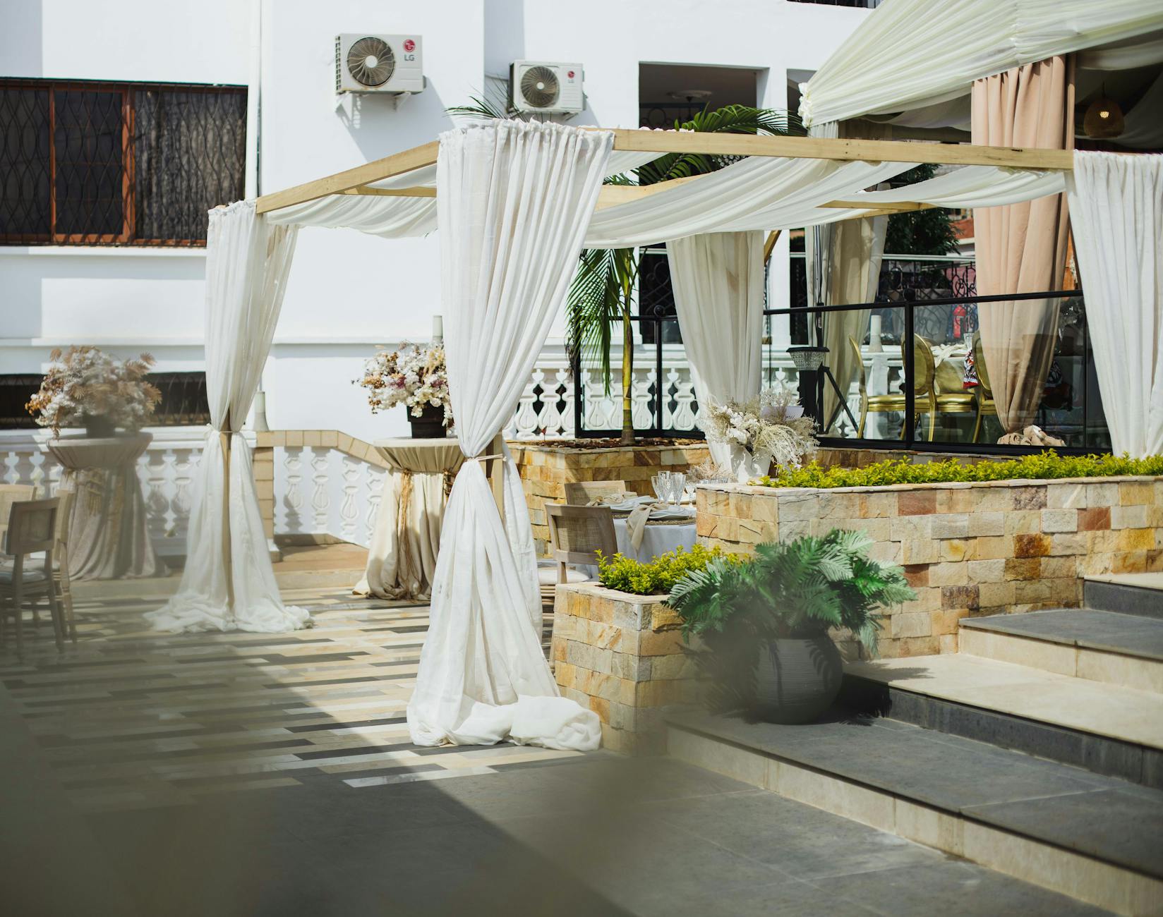Elegancka plenerowa sala z zadaszeniem i roślinami przygotowana na wydarzenie