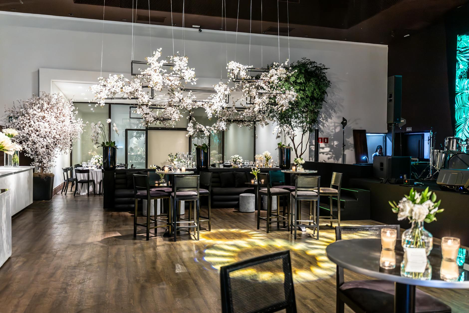 Elegancka sala bankietowa z kwiatami przygotowana na przyjęcie weselne