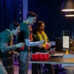 Koledzy z pracy grają w beer ponga podczas imprezy integracyjnej