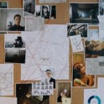 Tablica śledcza z mapami, zdjęciami i czerwonymi nitkami łączącymi tropy