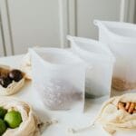 Wielorazowe woreczki z limonką, kurkumą i ziarnami na kuchennym blacie