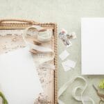 Papeteria ślubna na płasko z nutami i kwiatami vintage