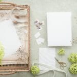 Papeteria ślubna z zielonymi motywami kwiatowymi w aranżacji flat lay