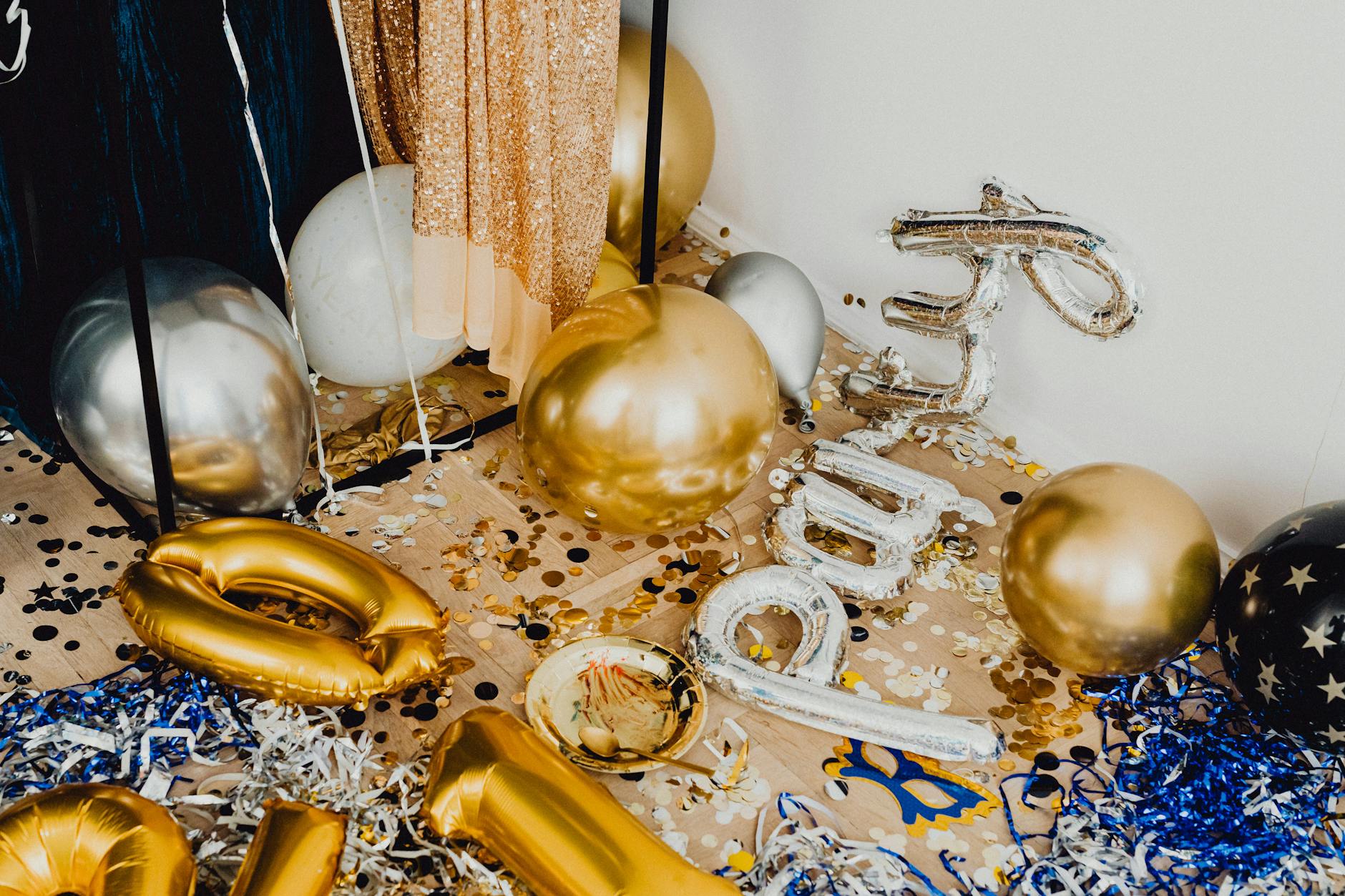 Kolorowa impreza w lokalu z balonami i konfetti w powietrzu