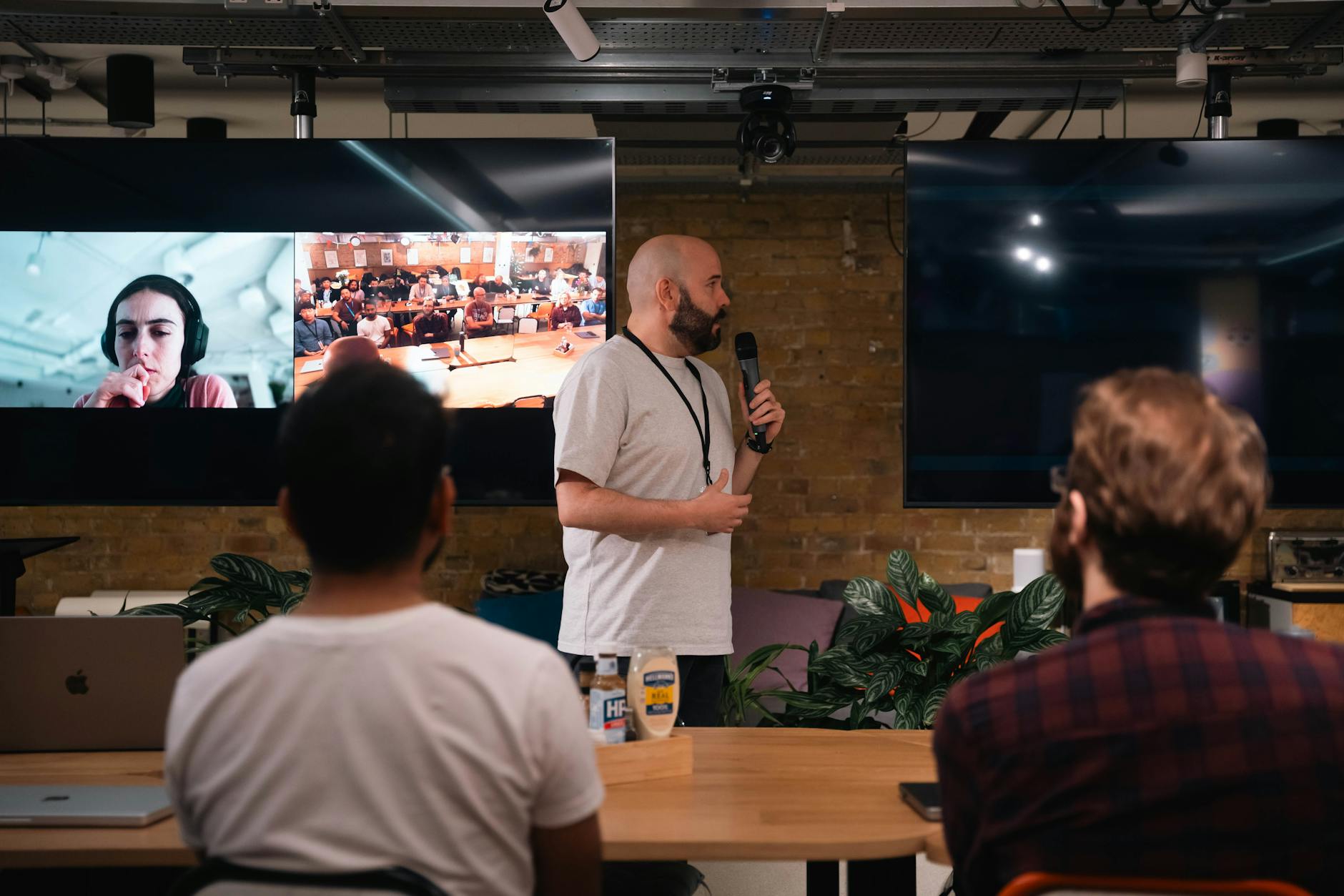 Prezentacja biznesowa z prelegentem i uczestnikami na wideokonferencji