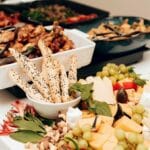 Bufet z serami, paluszkami chlebowymi i owocami na przyjęciu cateringowym
