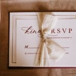 Zaproszenie ślubne z kartą RSVP widziane z góry