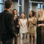 Grupa współpracowników świętuje z drinkami na firmowym spotkaniu