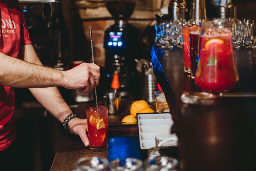 Jak obliczyć ilość alkoholu i napojów bezalkoholowych na urodziny? Praktyczny przelicznik na osobę