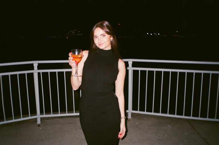 Cocktail dress code – co dokładnie oznacza dla kobiet i mężczyzn?